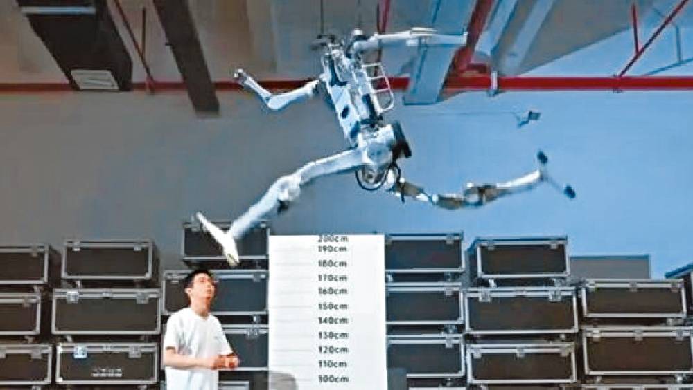 宇樹科技「超人」機械人亮相 跳高與奔跑速度超越人類紀錄
