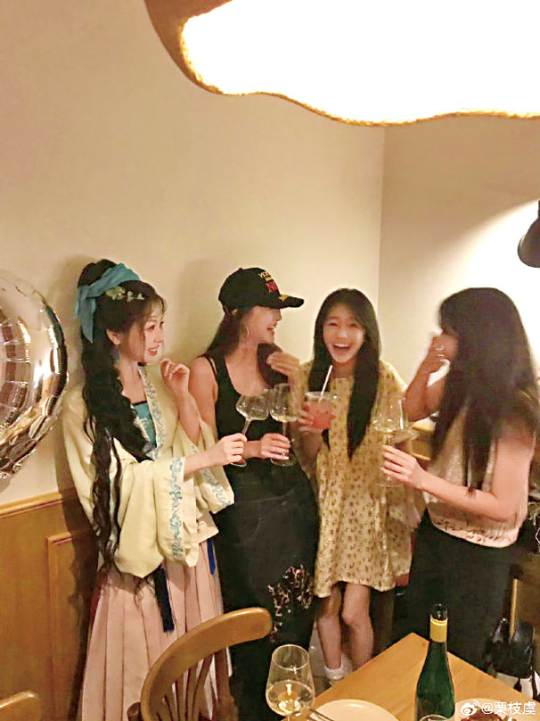 她穿著全套戲服出席朋友生日聚會。網上圖片