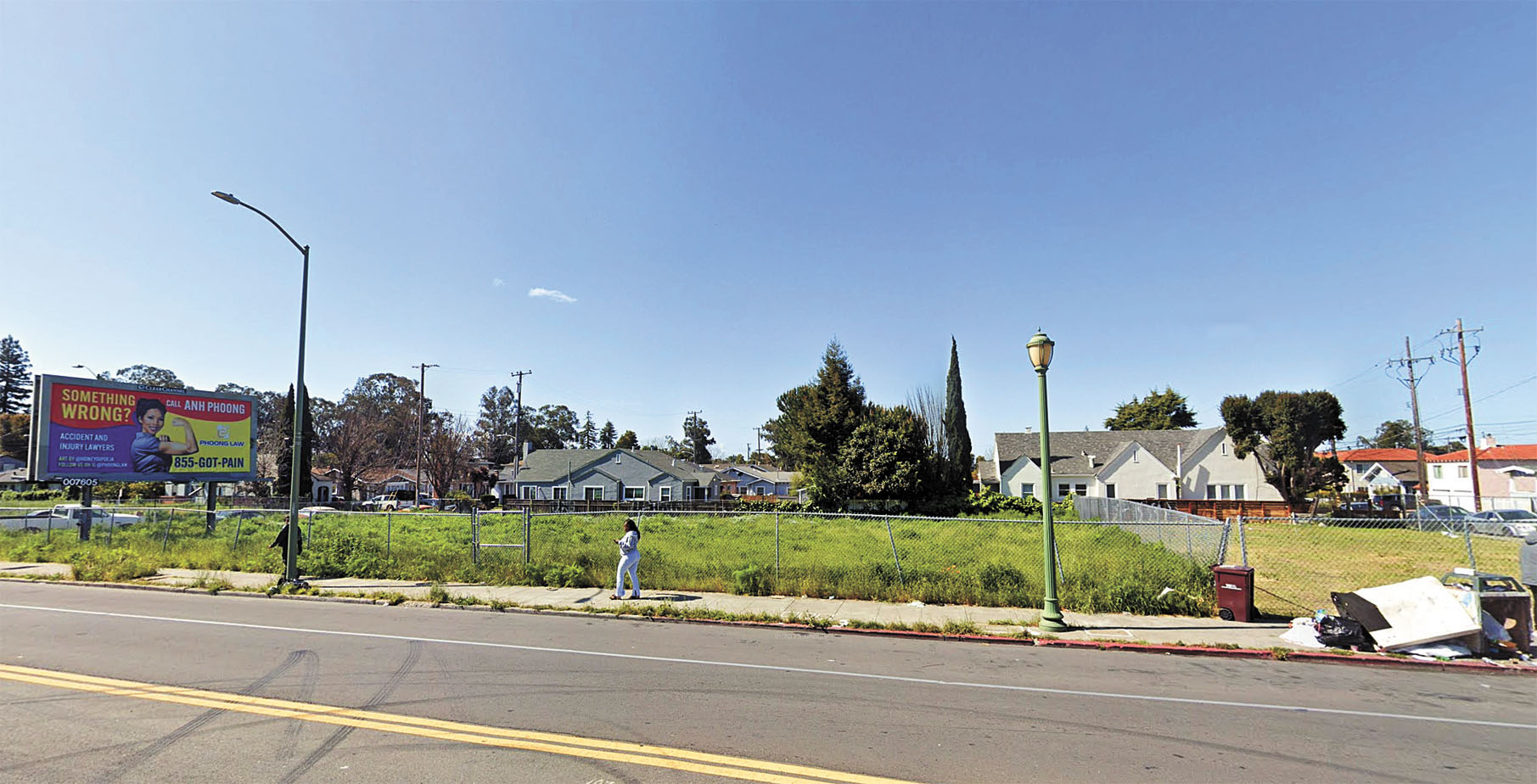 屋崙麥克亞瑟大道（MacArthur Blvd.）一塊土地空置近半世紀，縣府以10元將空地售予非牟利組織。谷歌街景