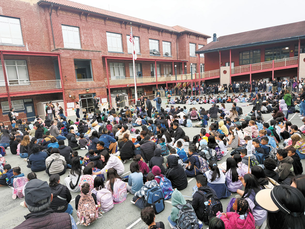 學生在校園集合，迎接新學年第一天。記者蘇婕雅攝