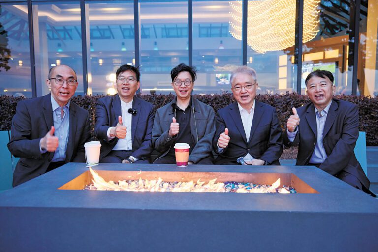 左起：香港駐三藩市經濟貿易辦事處處長張岱楨、星島日報美西版社長兼總編輯梁建鋒、Amonova創辦人胡信城、香港代表團領隊楊孟璋、香港駐三藩市經貿處投資推廣主管Lawrence Tang。記者彭詩喬攝