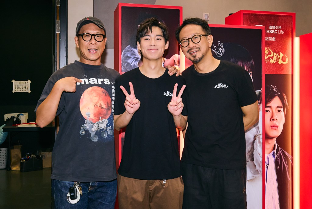朱栢康（左一）到場支持，與哥哥朱栢謙及黃梓僑合照。
