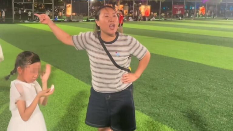 家長帶子女穿越進行中足球場 孩童遭球擊中引發爭執
