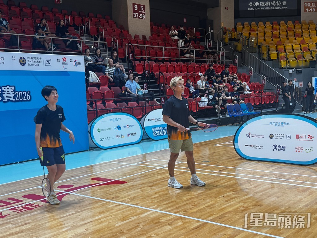 陳柏宇與退役羽毛球運動員搭檔進行雙打比賽。