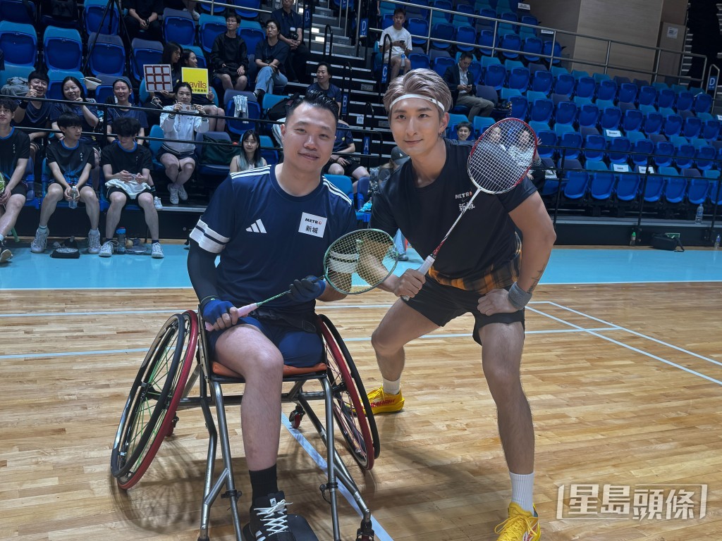 張馳豪與輪椅羽毛球選手合照。