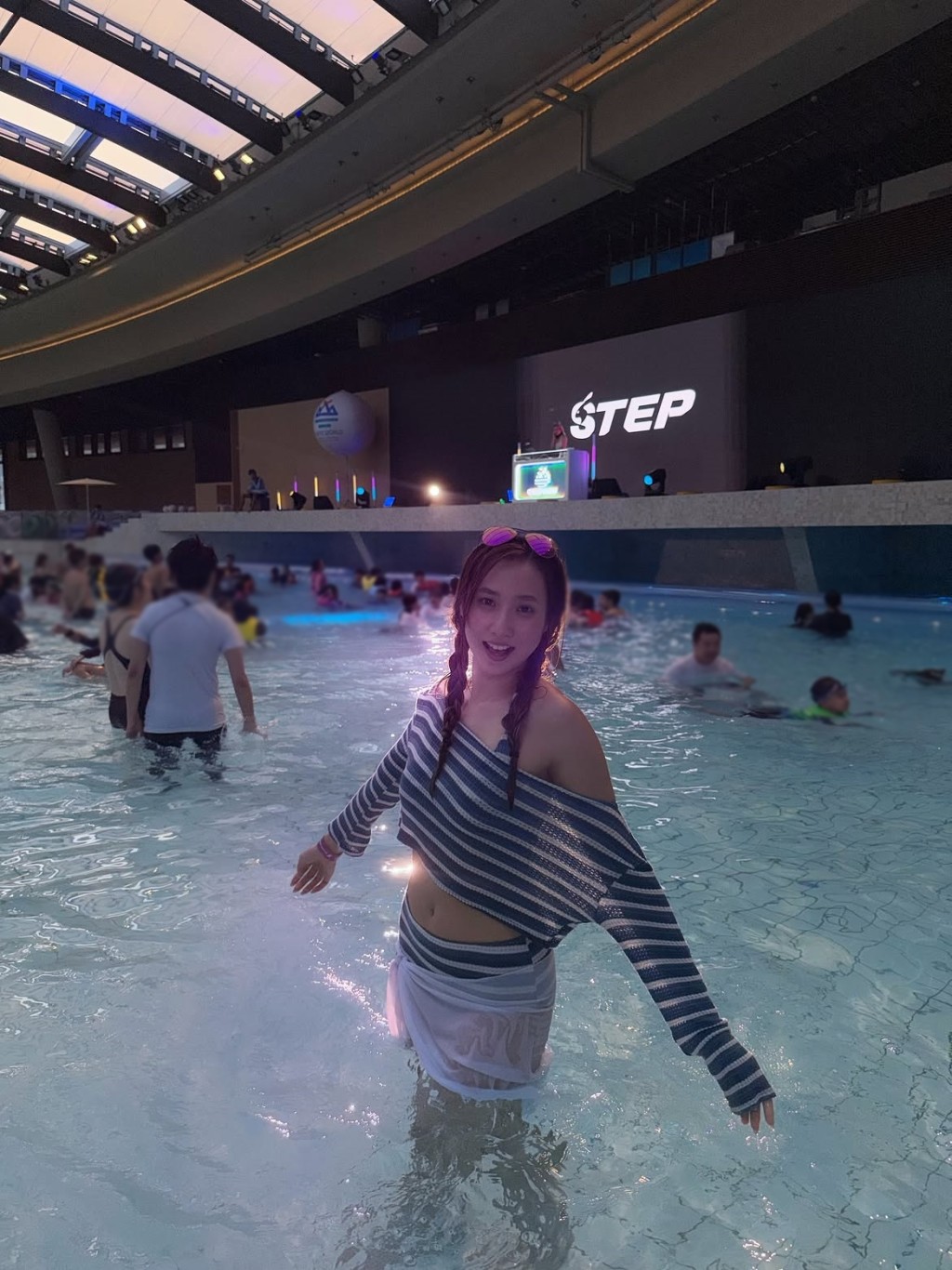 鍾柔美昨日在Instagram分享了自己到水上樂園的照片。