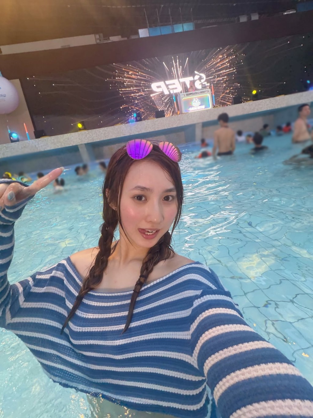 鍾柔美在比堅尼外面加上了一件短衫。