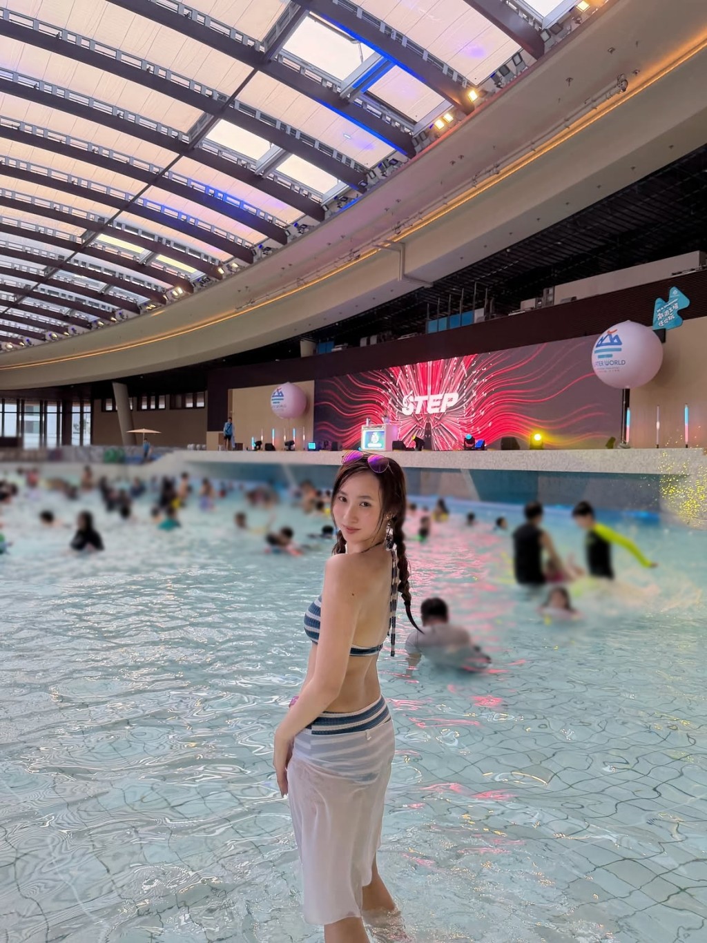 鍾柔美展示了背部線條。