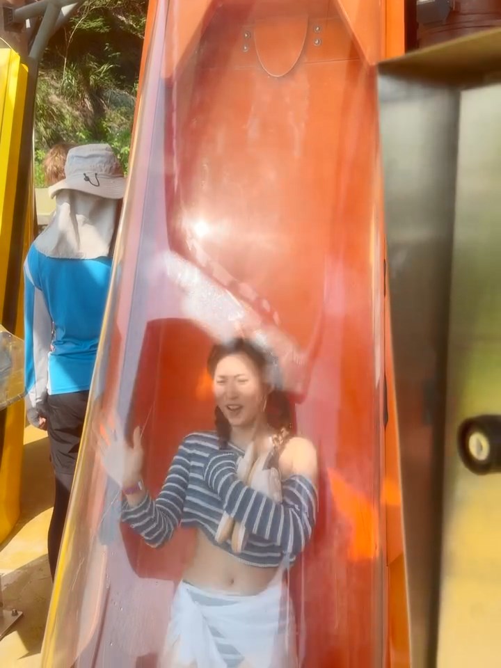 鍾柔美在下滑的過程中舉起了一隻手。