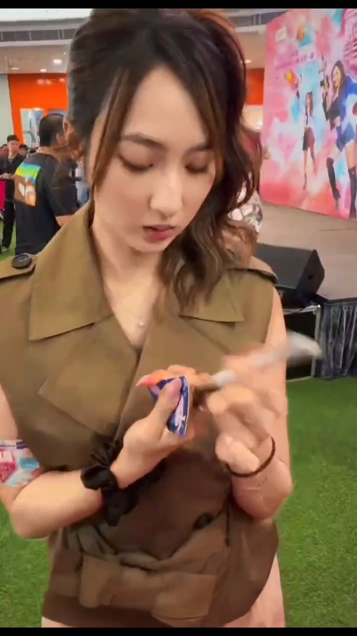 簽名期間，有粉絲詢問可否合照。