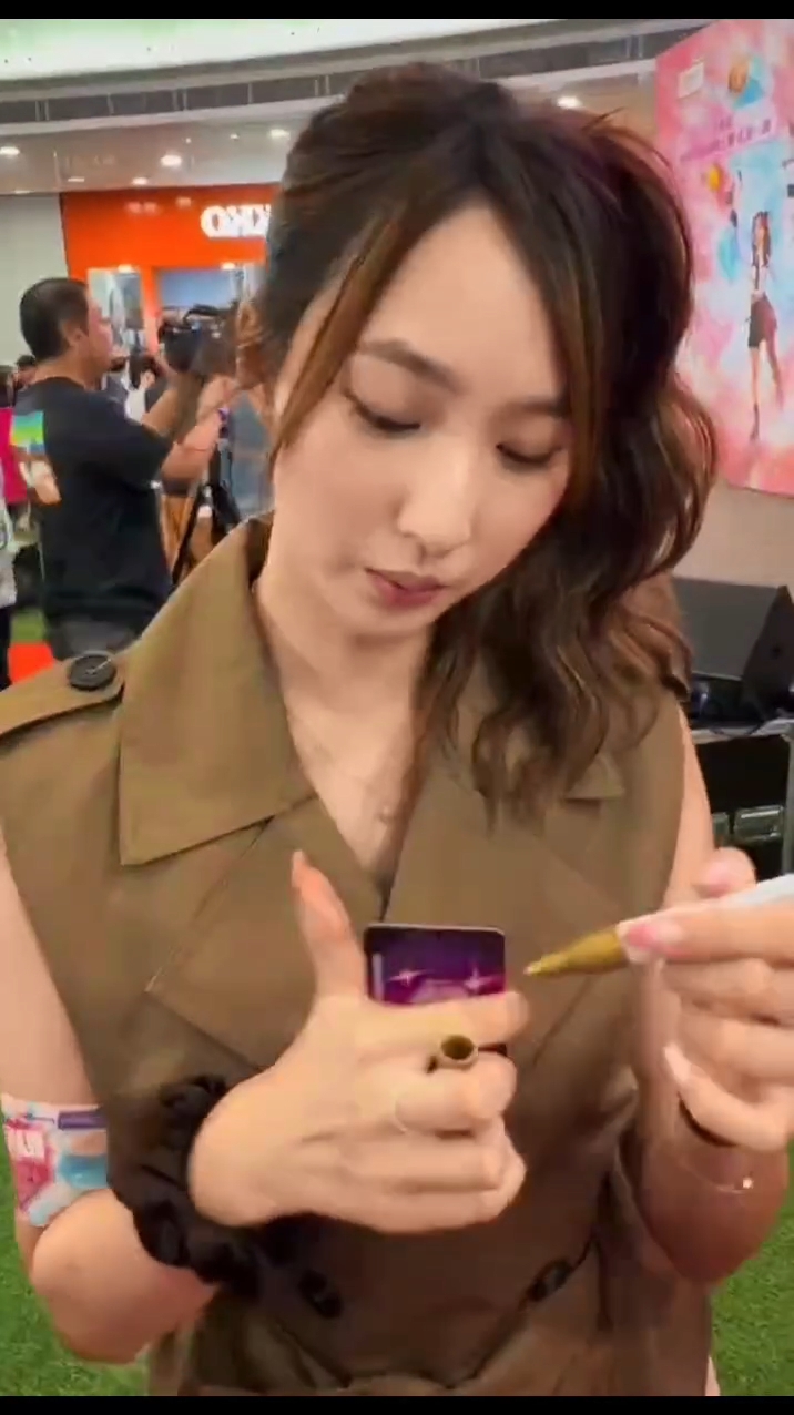 鍾柔美當時回應可否先簽完名。