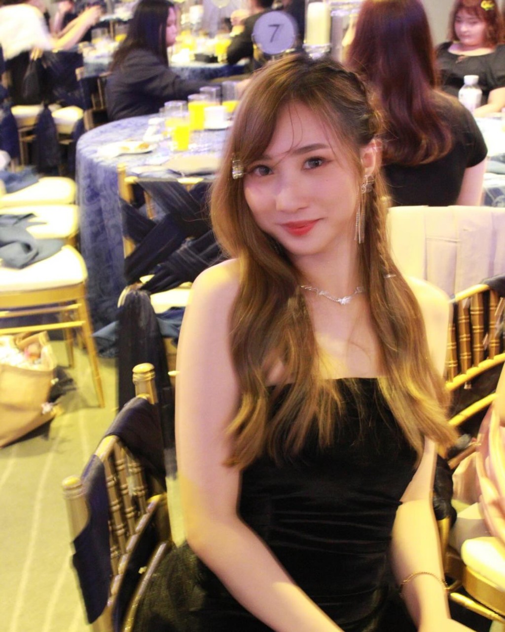 鍾柔美抽空出席謝師宴。