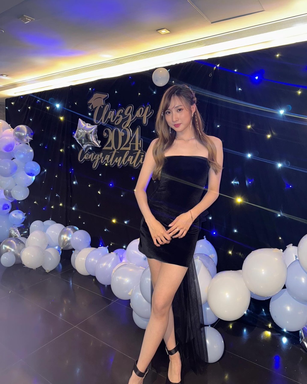 鍾柔美穿上晚裝配搭黑色高跟鞋，展現少女感的同時亦顯高貴。