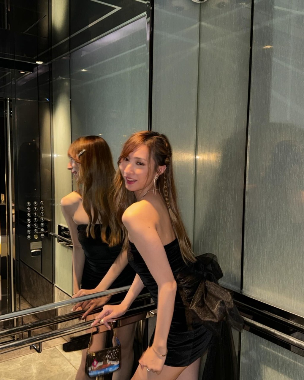 網民看到鍾柔美嘗試改變平日少女風格感到驚訝，尤其喜歡她在電梯內擺姿勢的照片。