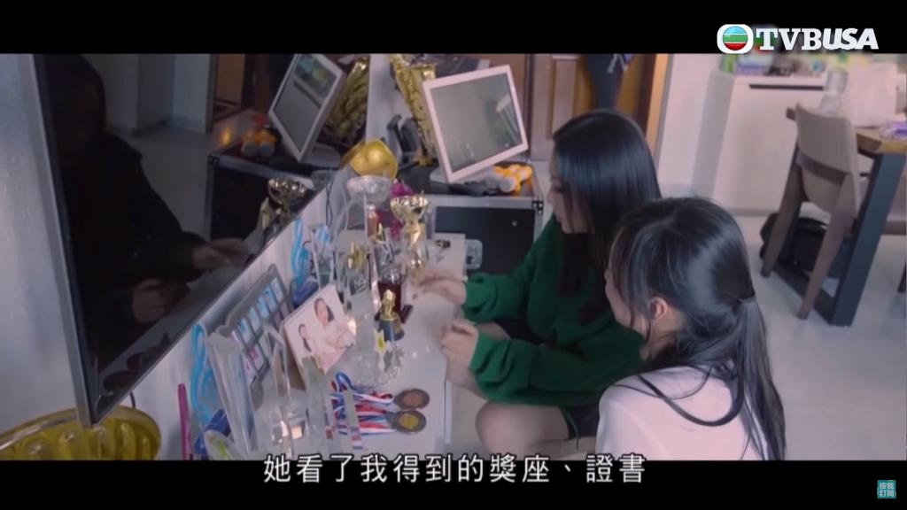 鍾柔美家中擺放了不少獎座。