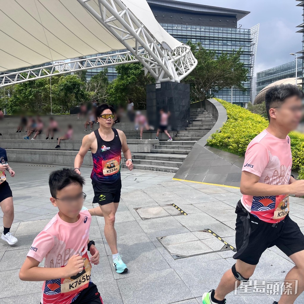 崔錦棠指導小朋友跑步訓練。