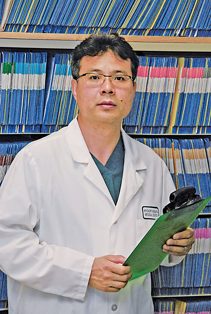 梁劍清醫學博士是華埠著名腳科專家，專長治療各類腳疾，並以超優價格提供特製鞋墊緩解腳底骨刺的造成的腳痛，多年來造福無數患者。