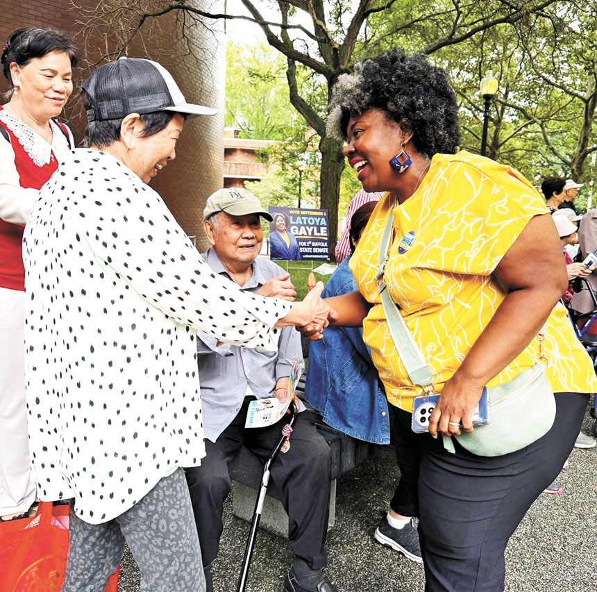 蓋爾(右)在見面會中同華人選民握手。