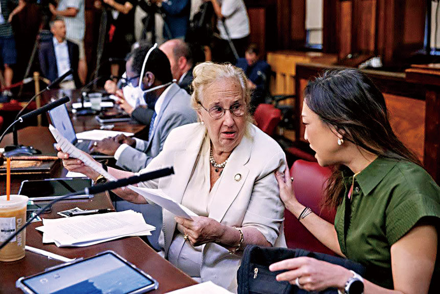 曼哈頓市議員高步邇（Gale Brewer，左）與皇后區市議員李琳達（Linda Lee）共同主持市議會聽證會，嚴厲抨擊市府官員在「非主要住所稅」推行過程中的混亂情況。 照片市議會提供