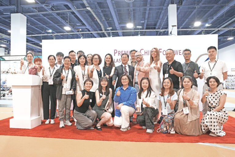 對接會上中國參展企業代表與北美業界嘉賓合影。受訪人提供