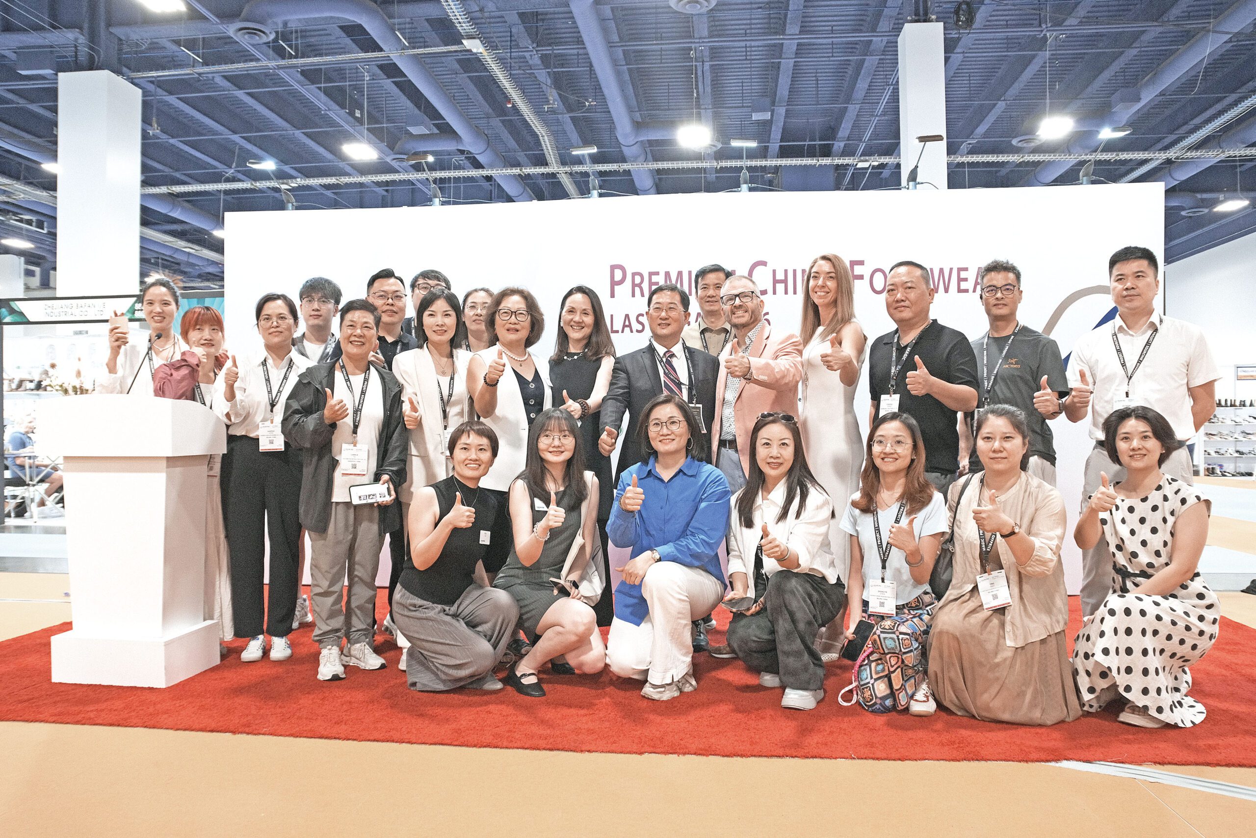 對接會上中國參展企業代表與北美業界嘉賓合影。受訪人提供