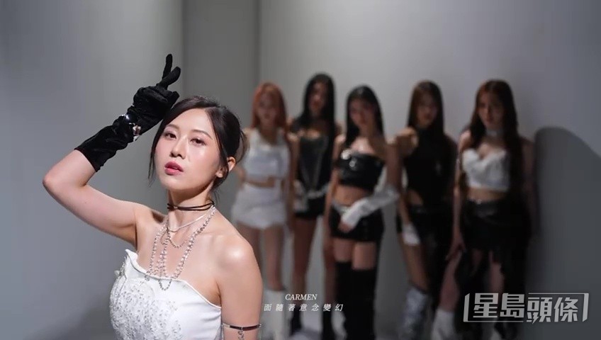 倪嘉雯(Carmen)展現優美的肩線。