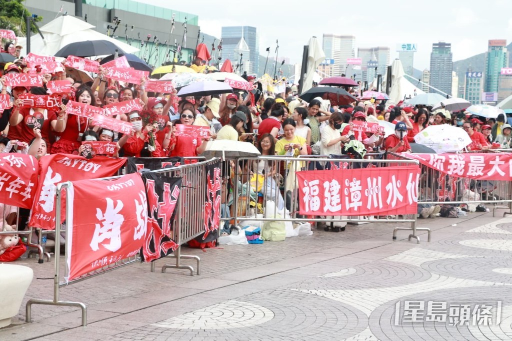 粉絲無懼炎熱天氣等候。