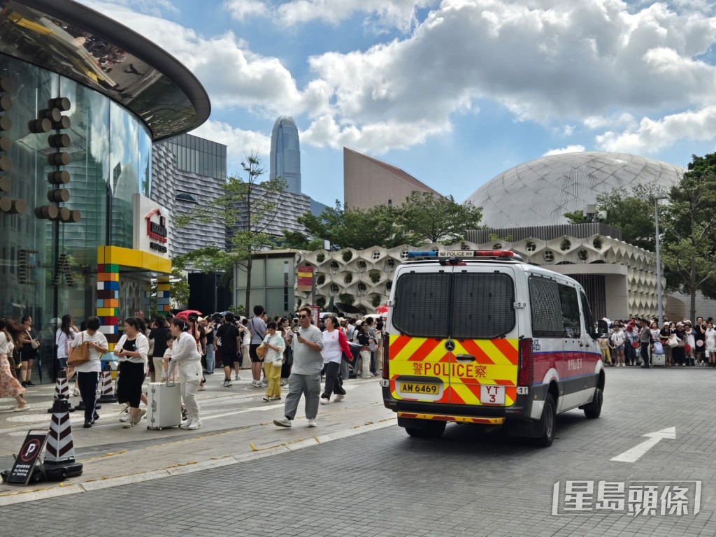 警方派出人員維持現場秩序。