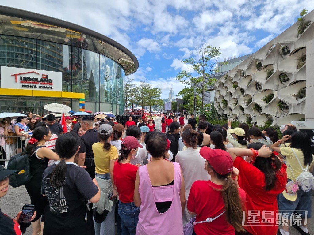 商場每個通道都站滿了人。