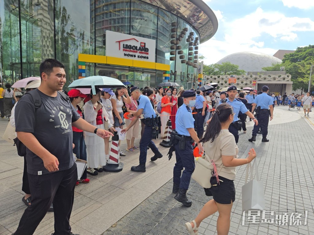 現場有大批警員執勤。