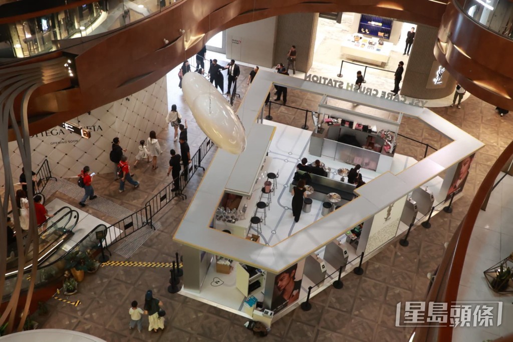 近六時,品牌限定店按計劃清場。
