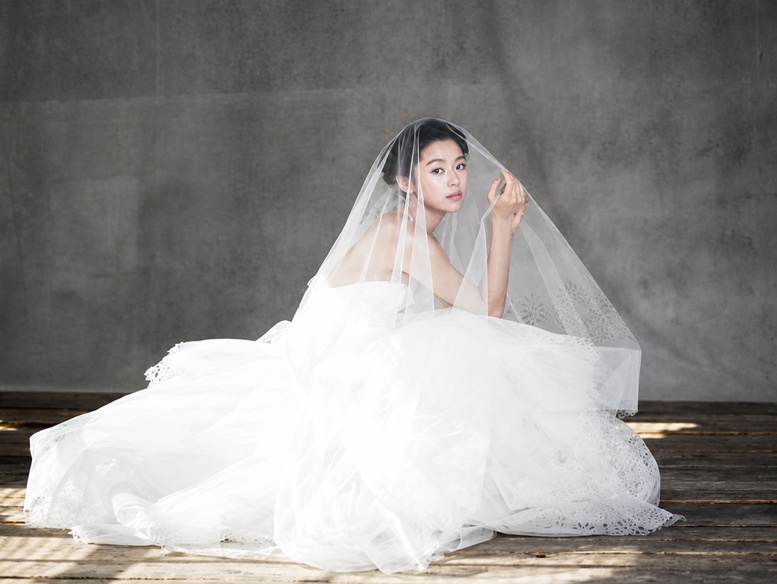 攝影師近日公開了全智賢14年前未曝光的婚紗花絮照。