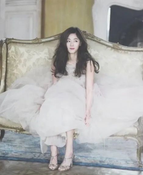一頭波浪曲髮,展現全智賢俏皮可愛的一面。