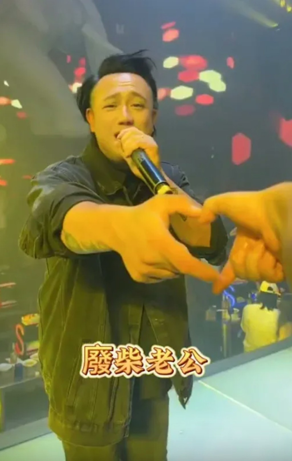 網上不時流傳張致恒在內地登台表演的片段。