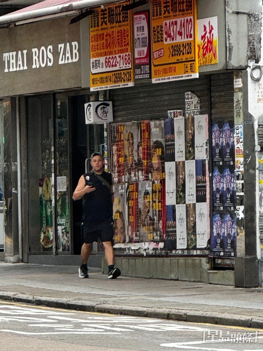 張致恒穿上黑色短褲和背心,在街頭穿梭送貨。