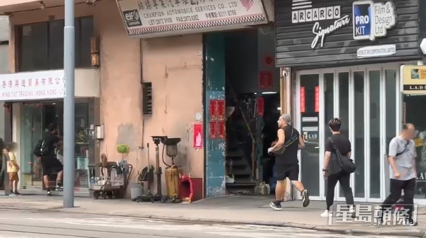 張致恒在街頭奔跑。