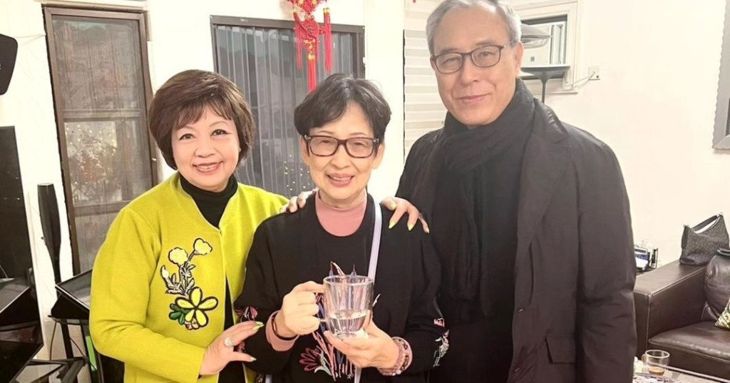 馮素波與徐遇安等人聚會。