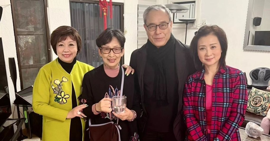 馮素波、譚炳文女兒譚淑瑩與徐遇安合照。