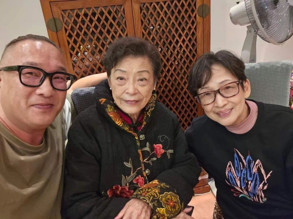梁葆貞(中)與馮素波獲邀到舒雅頌家中作客。