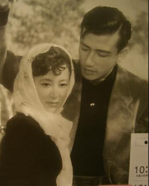 岸惠子因主演《請問芳名》三部曲而廣為人知,她在片中綁頭巾的「真知子卷」造型亦掀起模仿熱潮。
