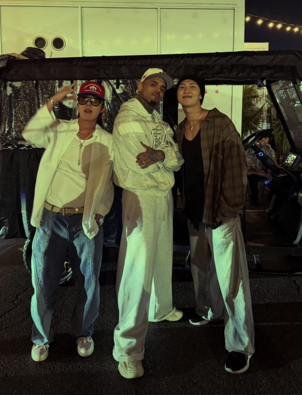 Chris Brown於社交媒體發布了他與RM（右）及J-Hope的合照。