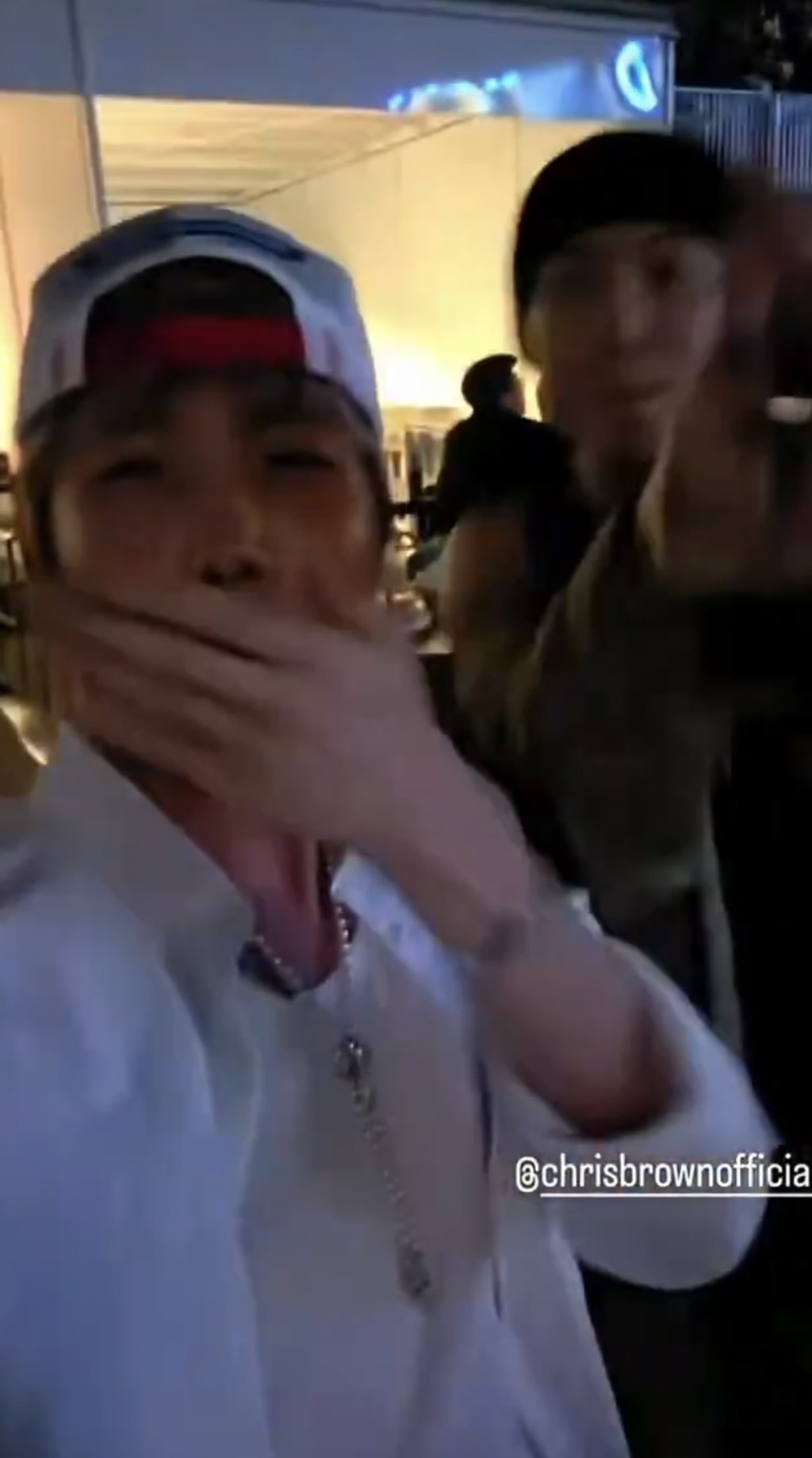 J-Hope和RM在加拿大觀賞Usher與Chris Brown的巡演，顯得十分投入。