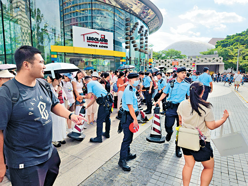 警員到現場維持秩序。