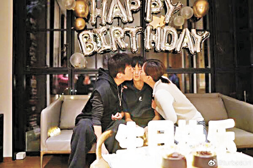 夫婦倆為等等慶祝14歲生日。網上圖片