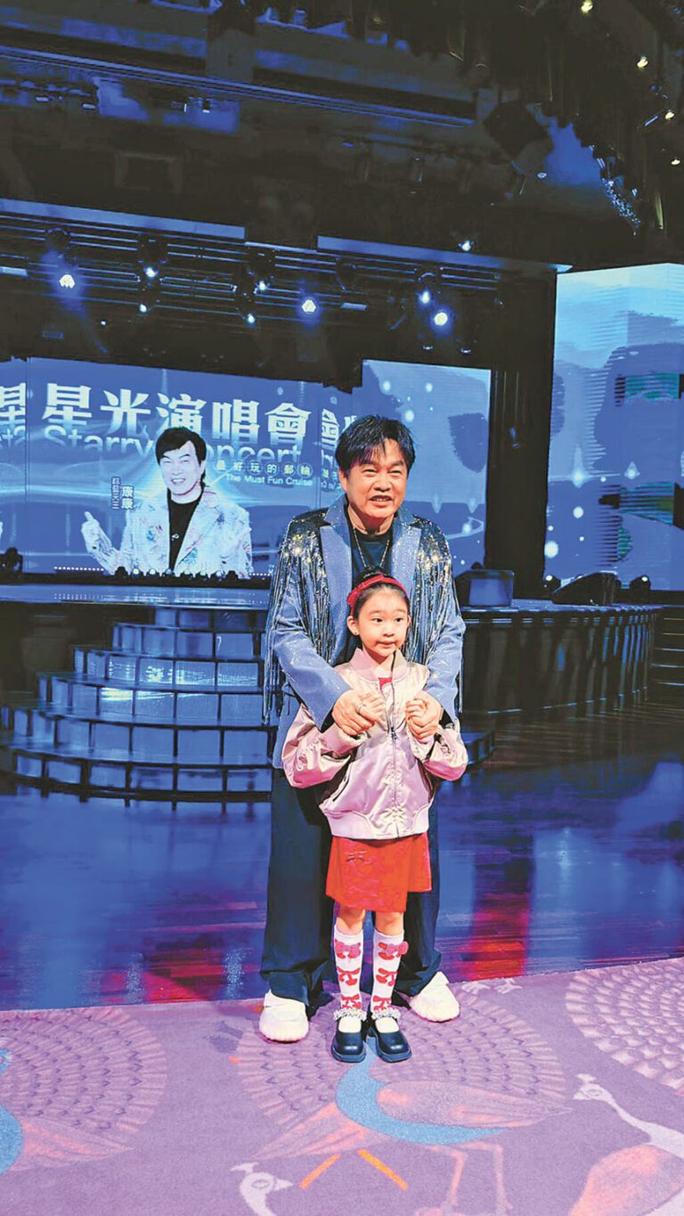 康康帶7歲的女兒感受舞台氣氛。網上圖片