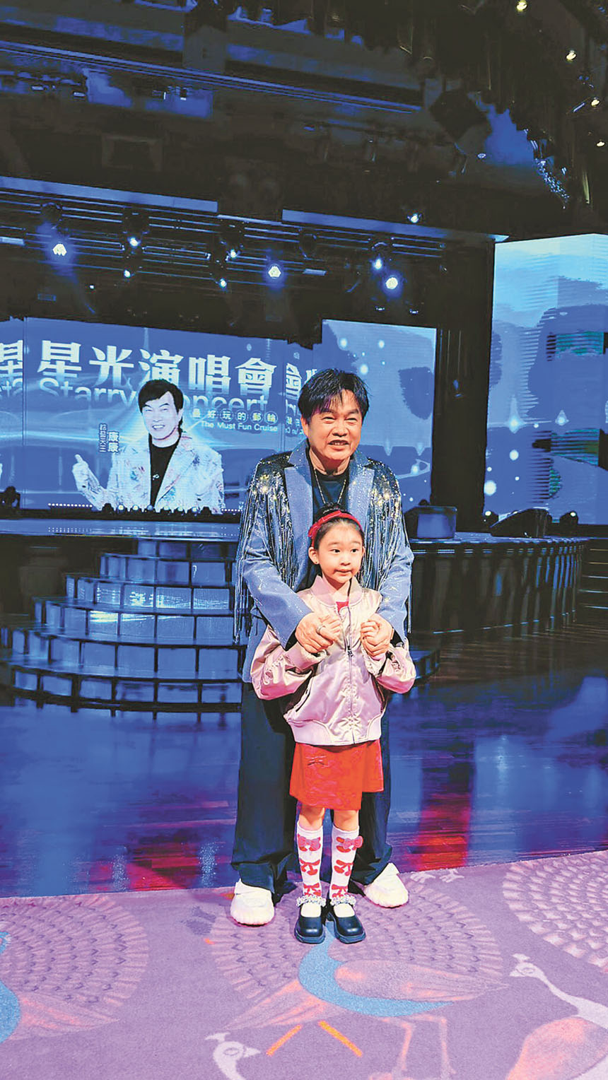 康康帶7歲的女兒感受舞台氣氛。網上圖片