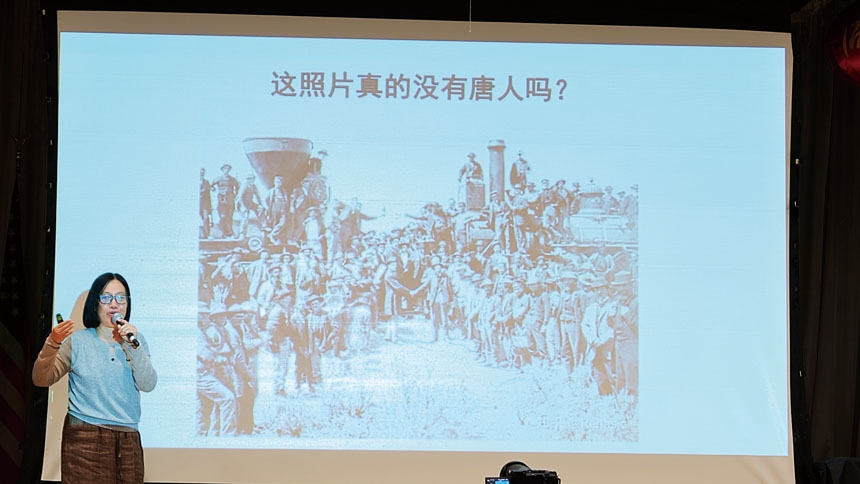 知名僑史專家譚金花教授在勝利堂主講《跨越大洋的根與情》。記者黃偉江攝