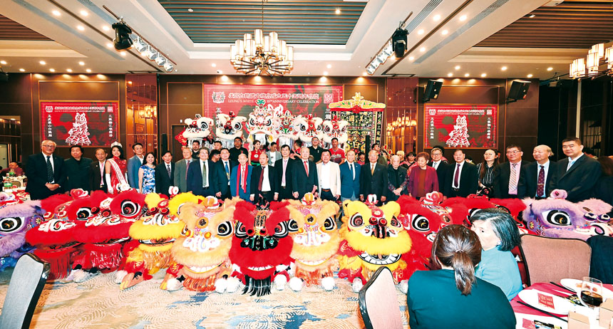 會長梁國緯、副會長梁國杰；創辦人梁坤師傅、梁權師傅；與僑界首長、貴賓共同為新獅點睛簪花掛紅。馬紅兵攝