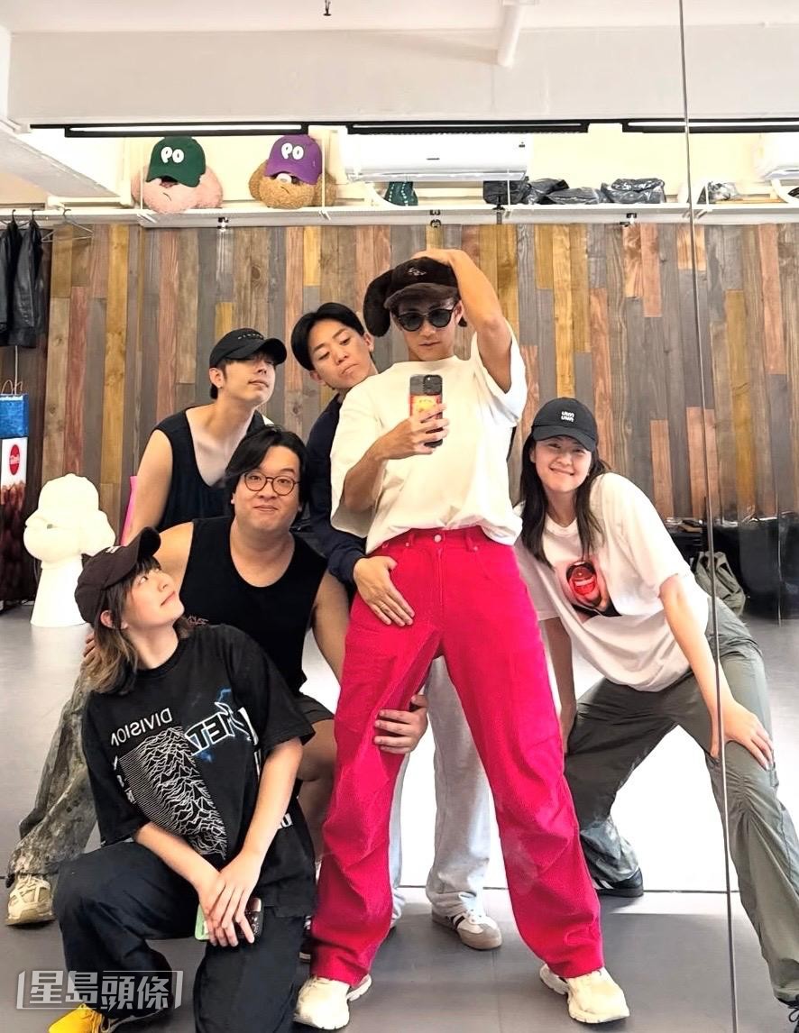 Jeffrey分享為準備《膠戰》演唱會,曾穿著粉紅色褲子練舞。