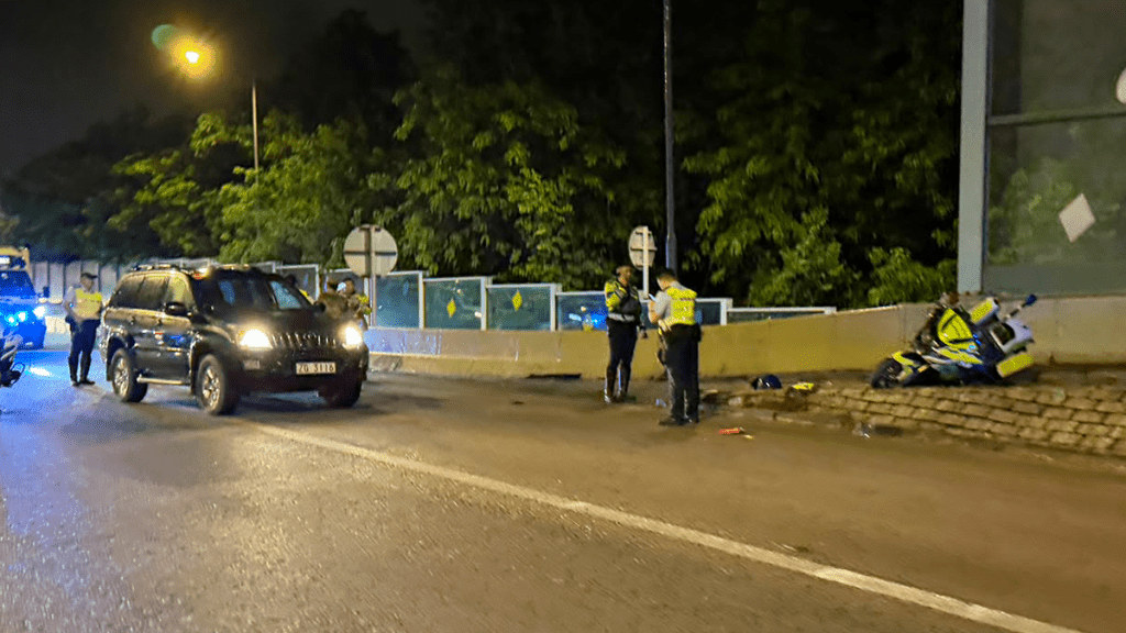 元朗公路發生交通意外 駐港部隊車輛與警用電單車相撞